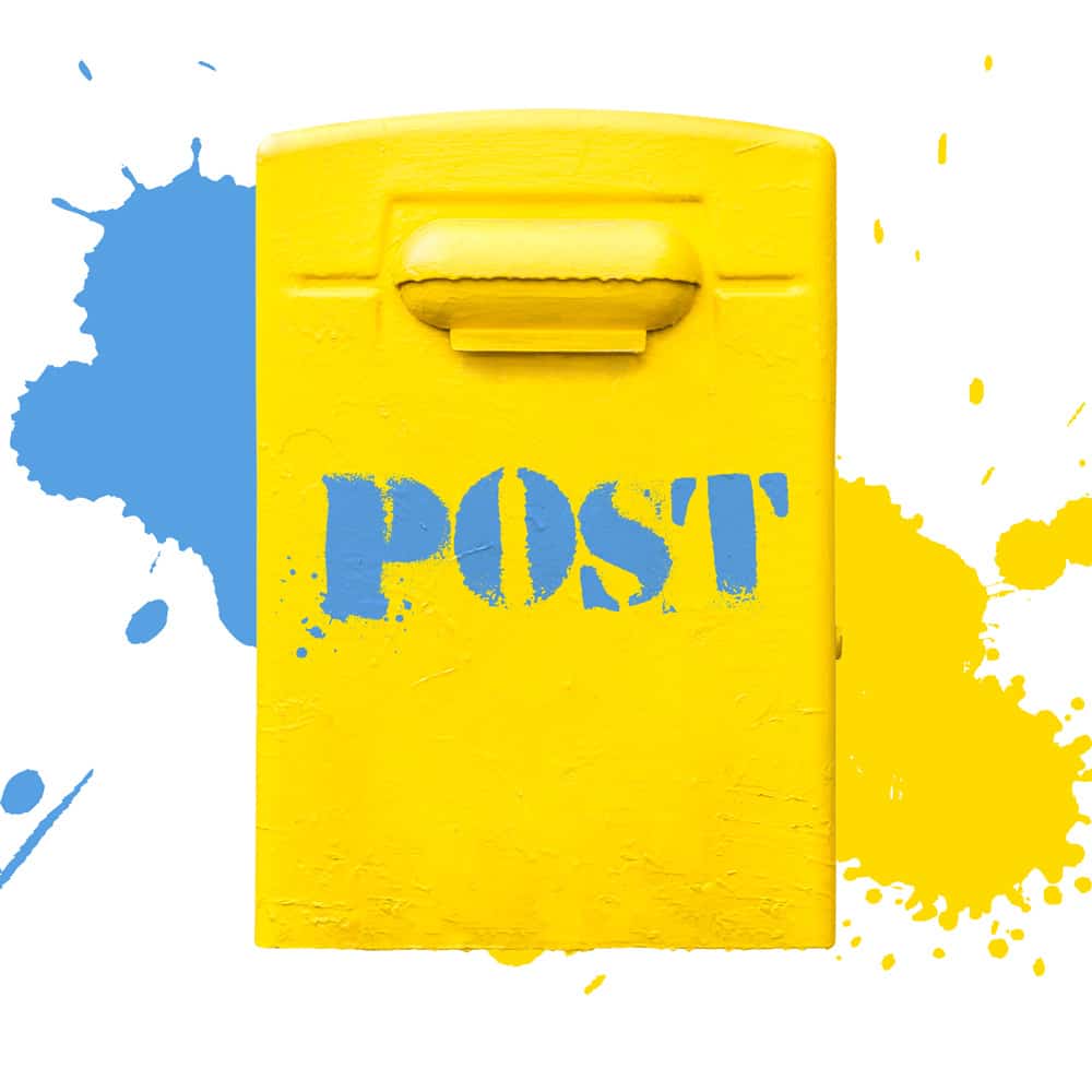 alt=„ein gelber Briefkasten mit der Aufschrift POST vor blauen und gelben Farbklecksen “